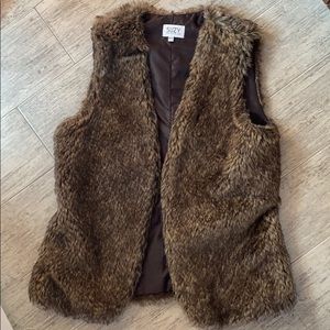 SUZY SHIER FAUX FUR VEST, BROWN
